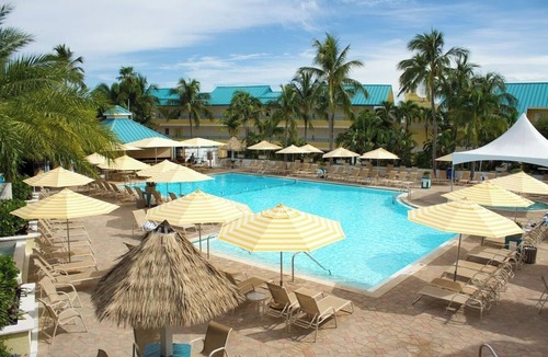 Captiva Hotel | Relaxing Bay Cottage | Kitchen | Free Parking | Outdoor Swimming Pool