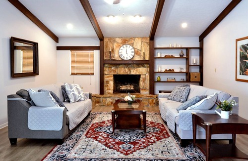 Fish Hawk Other | Relaxing Country Farmhouse with Hot Tub