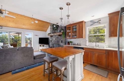Piney Flats House | Relaxing Lakefront Retreat w/Hot Tub & Dock