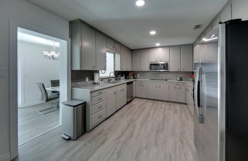 Palmetto House | Relaxing Pool Side Home - Near Fairgrounds & IMG
