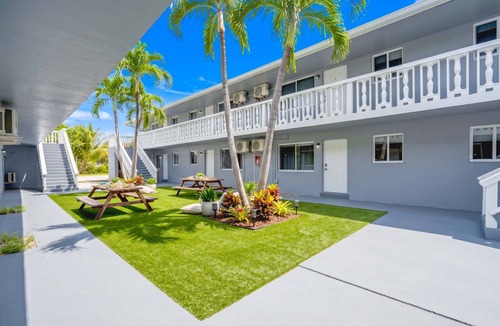 Poinciana Park Apartment | Renovated 2BR Near Beach, Airport, and Las Olas