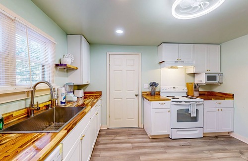 Garden City House | Renovated farmhouse with private pond, streaming, full kitchen, central AC, WiFi