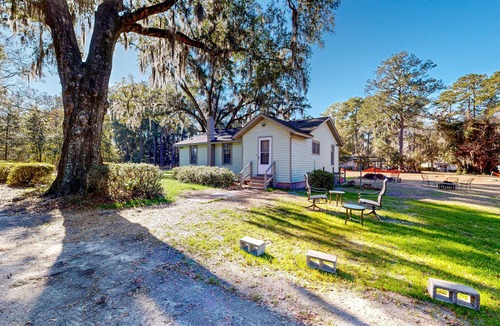 Garden City House | Renovated farmhouse with private pond, streaming, full kitchen, central AC, WiFi