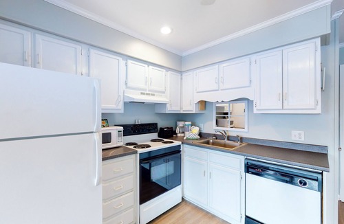 Morehead City Condo | Renovated First-Floor Oceanside Condo with Courtyard and Pool Views + Free WiFi