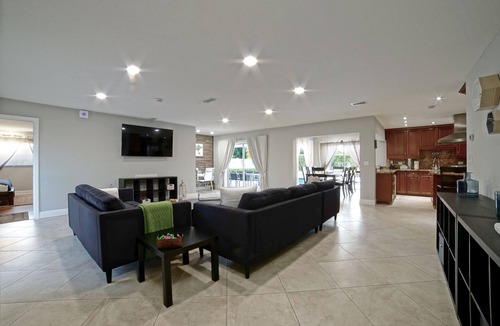 Sherwood Forest House | Renovated House Heated Pool Gourmet Kitchen Pet Friendly Walking to the Downtown