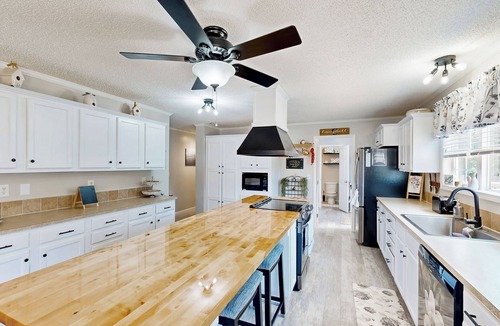 Orangeburg County House | Renovated Retreat w/Private Pool & Hot Tub