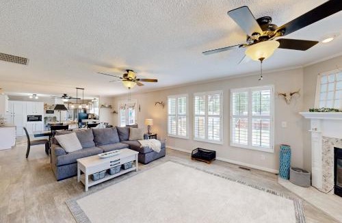 Orangeburg County House | Renovated Retreat w/Private Pool & Hot Tub