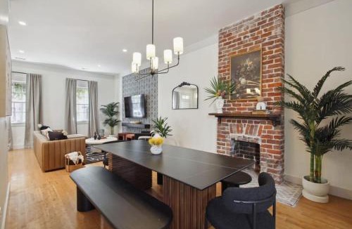 Old West Broad Neighborhood House | Renovated Townhome Near Forsyth Park Parking