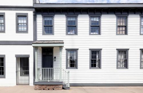 Old West Broad Neighborhood House | Renovated Townhome Near Forsyth Park Parking