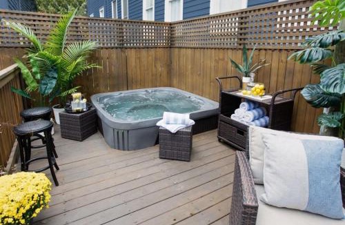 Savannah Victorian District House | Renovated Victorian District Home Hot Tub