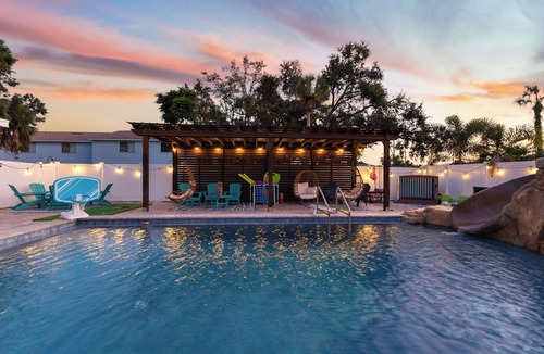 South Bradenton Condo | Resort Heated Pool · Sleeps 10 · 15 Min to Beach