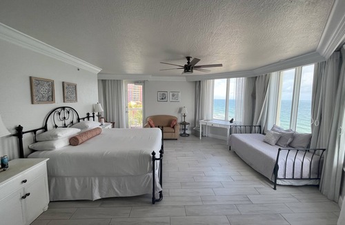 East Fort Lauderdale Resort | Resort located directly on the sand of the Atlantic Ocean! Room w/an oceanview!