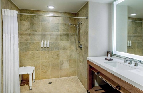 Braselton Hotel | Restful King Suite Surrounded by Vineyards in Braselton Countryside