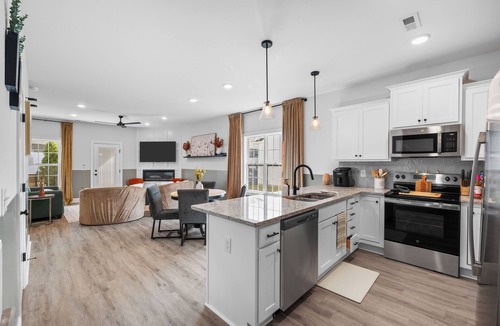 Greenville House | Retreat @ The Hollow Luxury 3BR 3BA Garage Patio & Backyard ECU