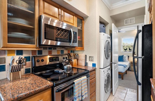 St. Petersburg Condo | RETRO RETREAT in DTSP! Explore the downtown area!