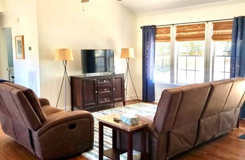 Charleston House | Right Where You Need to Be! Centrally located to all the hotspots in Charleston!