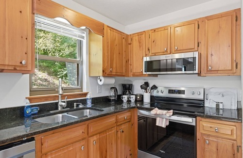 Hayesville House | Rippling Waters Hideaway by Chatuge Home Concierge | Creekside Retreat |King Suite + Bunks | Steps to Water