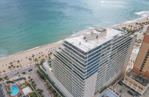 Central Beach Apartment | Ritz-Carlton 2br 17th fl Penthouse Hotel Condo