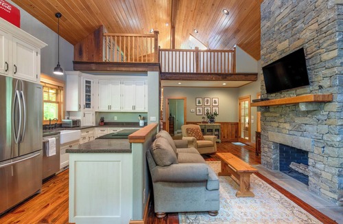 Cullowhee Cottage | River Cats Cottage - Close to Western Carolina University - Private River Access