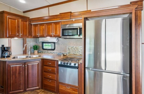 Counce House | River front RV with WiFi and AC in lovely Savannah, TN.