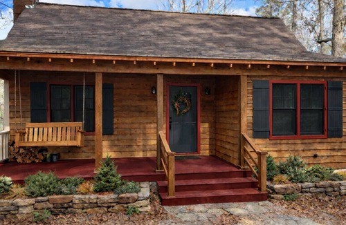 Brookfield Cabin | River's Bluff is a 3-bedroom cabin in pleasant Enigma with cozy charm!