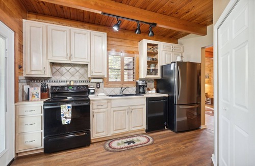 Camden County Cabin | Riverbank Cabin-Saint Mary’s, Kingsland, and Amelia Island with pool and firepit