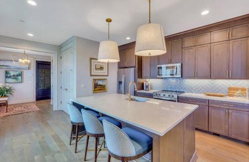 Hitch Village - Fred Wessels Homes Apartment | Riverfront Charm by Lucky Savannah