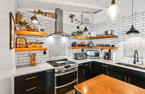 Knoxville Cottage | Riverfront Cottage 5 minutes to UT Campus and Neyland Stadium