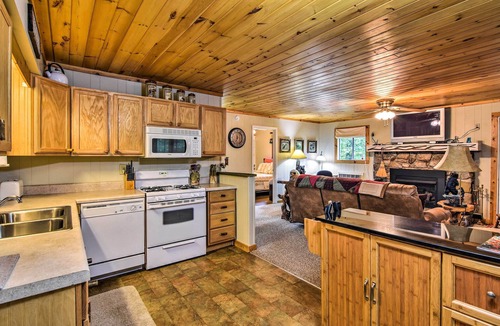 Robbinsville Cabin | Robbinsville Cabin w/Deck: 3 Mi to Fontana Lake!