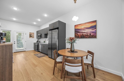 Knoxville House | Rocky Top Rowhouse : Modern Townhouse - Sleeps 4! Walk to Neyland & DT Knox!