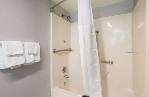 Greenwood Hotel | Rodeway Inn Greenwood