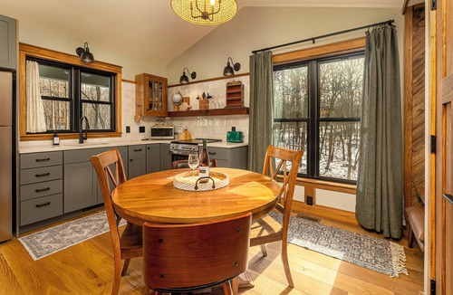 Carbondale Cabin | Romantic 1BR Cabin w/Hot Tub Near Carbondale