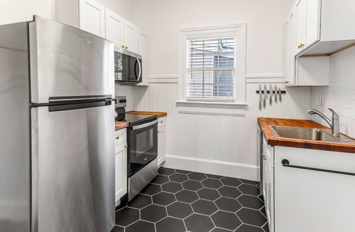 Thomas Square Apartment | Romantic 1BR Walk to Forsyth and SCAD Retreat