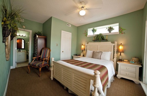 Tybee Island Hotel | Romantic Bed & Breakfast Room w/Free WiFi & Daily Southern Breakfast
