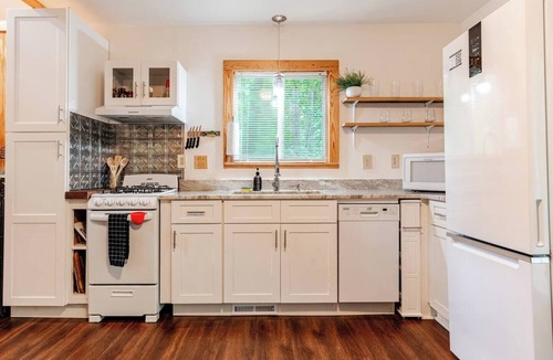 Martin Cabin | Romantic Cabin: Hot Tub, Fire Pit, Indoor & Outdoor Living, EV Charger