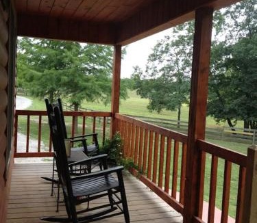 Carbondale House | Romantic Cabin w Hot Tub Near Carbondale
