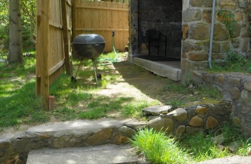 Hot Springs Cottage | ROMANTIC COTTAGE~HOT TUB~WALK TO TOWN~Wi-Fi ~PETS~