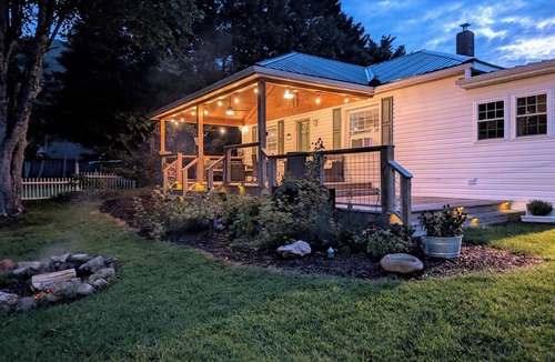 Hot Springs House | Romantic Couples Escape | Dogs Stay Free | Hot Springs, NC | The Bailey
