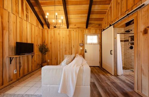 Smithville House | Romantic Creekside Cabin, Fire Pit & Stargazing Cabin 4