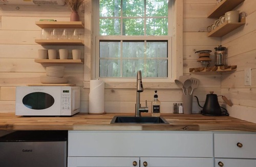 Sylva House | Romantic Getaway, Hot Tub, Fire Pit, and Near Hiking!