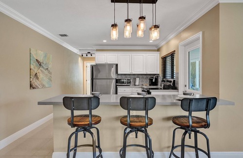 Lake Ridge House | Romantic Retreat w/Private Pool. Near Las Olas