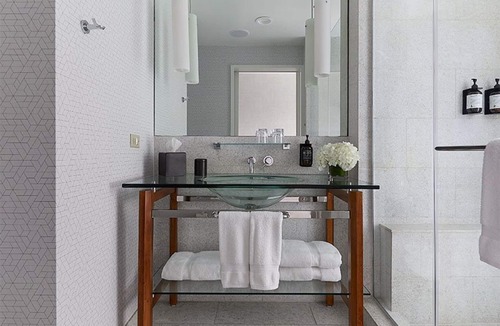 Music Row Hotel | Romantic Stay Near Centennial Park Nashville w/Onsite Bar! Pets are Allowed
