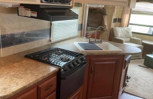 Peletier House | Romantic tiny getaway. Luxury RV, 3 miles to beach. 20 miles to Lejeune and Cherry Point