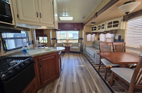 Peletier House | Romantic tiny getaway. Luxury RV, 3 miles to beach. 20 miles to Lejeune and Cherry Point