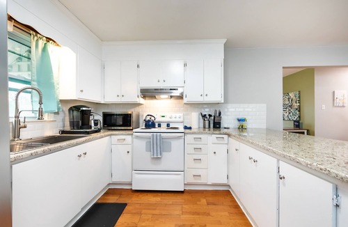 Charlotte House | Roomy 3BR 1.5BA Near Uptown/Airport Perfect for Extended Stays.
