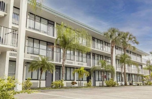 Historic Downtown Kissimmee Hotel | Royal 6 Wonderful Apart/Hotel with pool