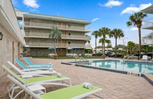 Historic Downtown Kissimmee Hotel | Royal 6 Wonderful Apart/Hotel with pool