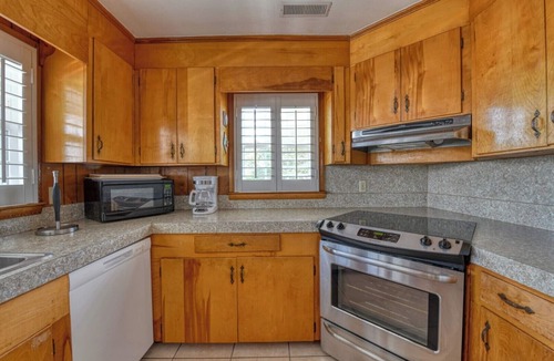 Inlet Harbour House | Rucker Cottage - Crabbing & fishing off floating dock, private pool