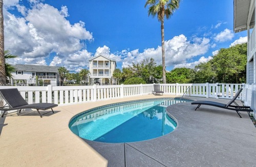 Inlet Harbour House | Rucker Cottage - Crabbing & fishing off floating dock, private pool