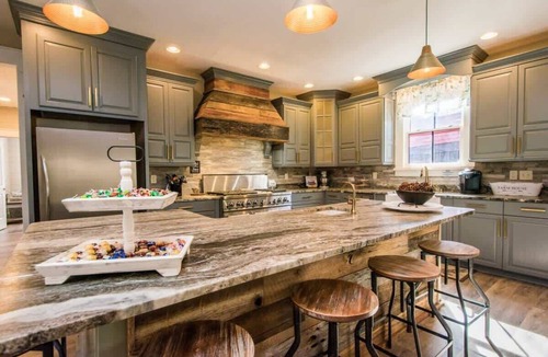 Hendersonville Cabin | Rustic Awesome 4BR Lodge w/Game Room & Fire Pit | Free Tickets